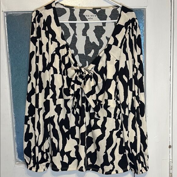 NWT Ava & Viv Women’s Black and White Patterned Front Tie Long Sleeve Size 1X - Picture 1 of 8